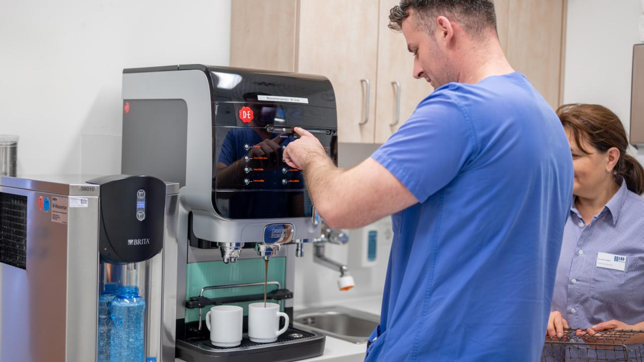 Kaffeeautomat und Wasserspender auf der Station bieten Patientinnen und Patienten jederzeit Zugang zu frischen Getränken. © 