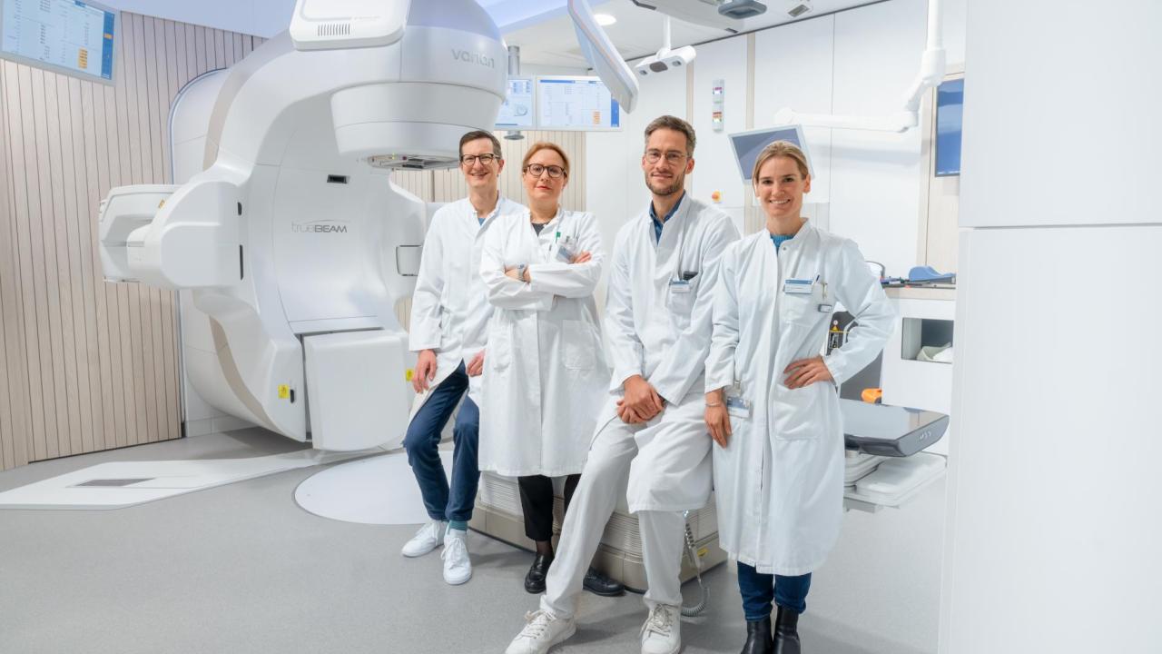 Unser Ärzteteam und eines unserer hochmodernen Bestrahlungsgeräte am TUM Klinkum in München. © 