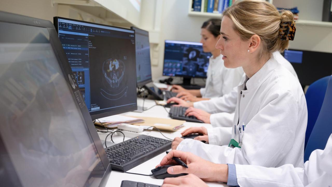 Mit Zusammenarbeit von verschiedenen Fachdisziplinen erfolgt die individuelle Planung zur Strahlentherapie. © 