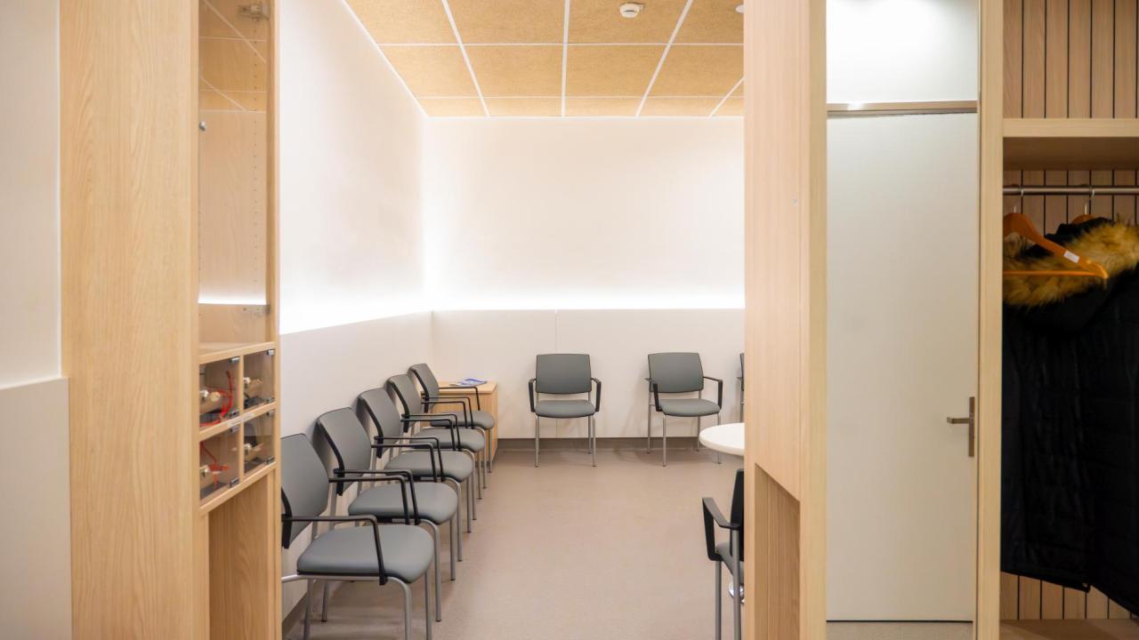 Unser moderner und freundlicher Wartebereich mit Garderobe und Handylademöglichkeit. © 