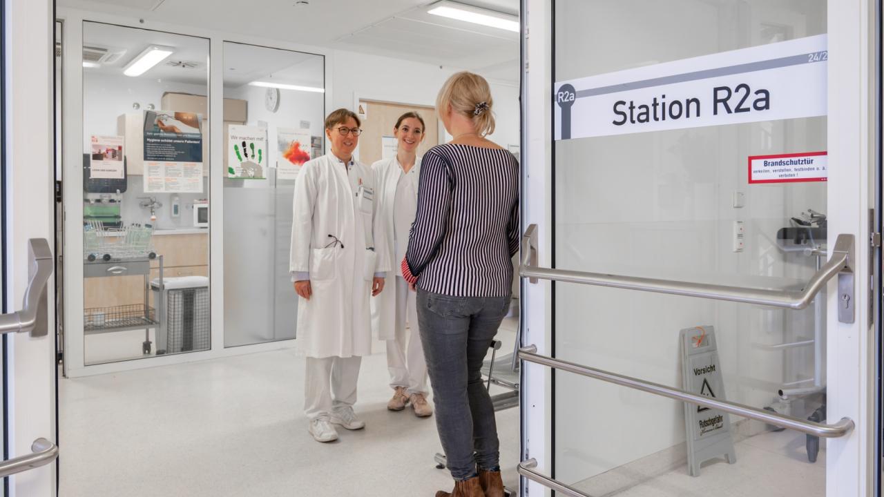 Als Famulantin/Famulant oder PJler/PJlerin bekommen Sie Einblicke in den Stationsalltag und die interdisziplinäre Zusammenarbeit im Team. © 