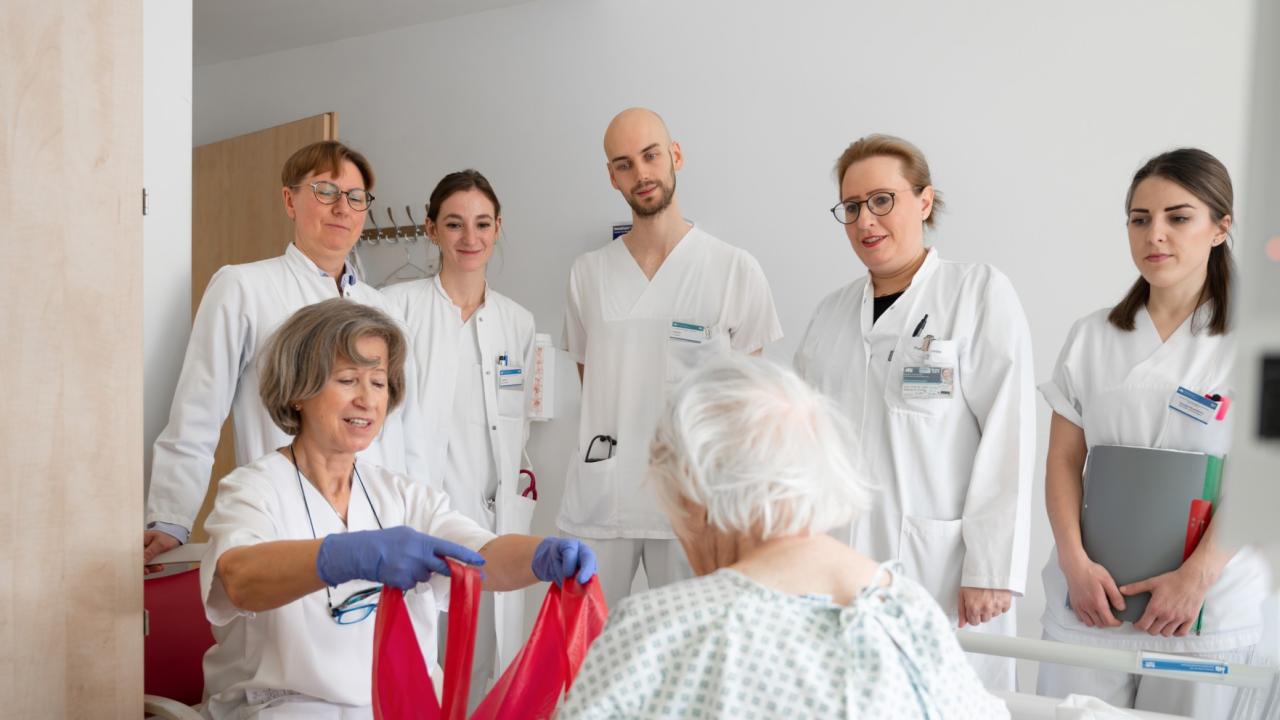 Im Rahmen der Visite bekommen Sie Einblicke in die Zusammenarbeit verschiedener Berufsgruppen – von ärztlichem Personal bis zur Physiotherapie – und können patientennahe Versorgung direkt miterleben. © 