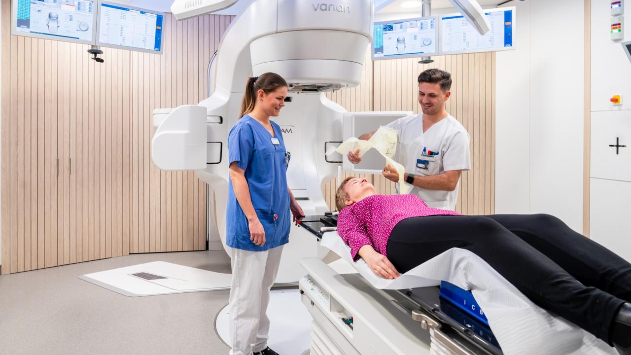 Sie erhalten Einblick in die Vorbereitung und Durchführung von Strahlentherapien, dort wo moderne Technik auf patientenzentrierte Betreuung trifft. © 