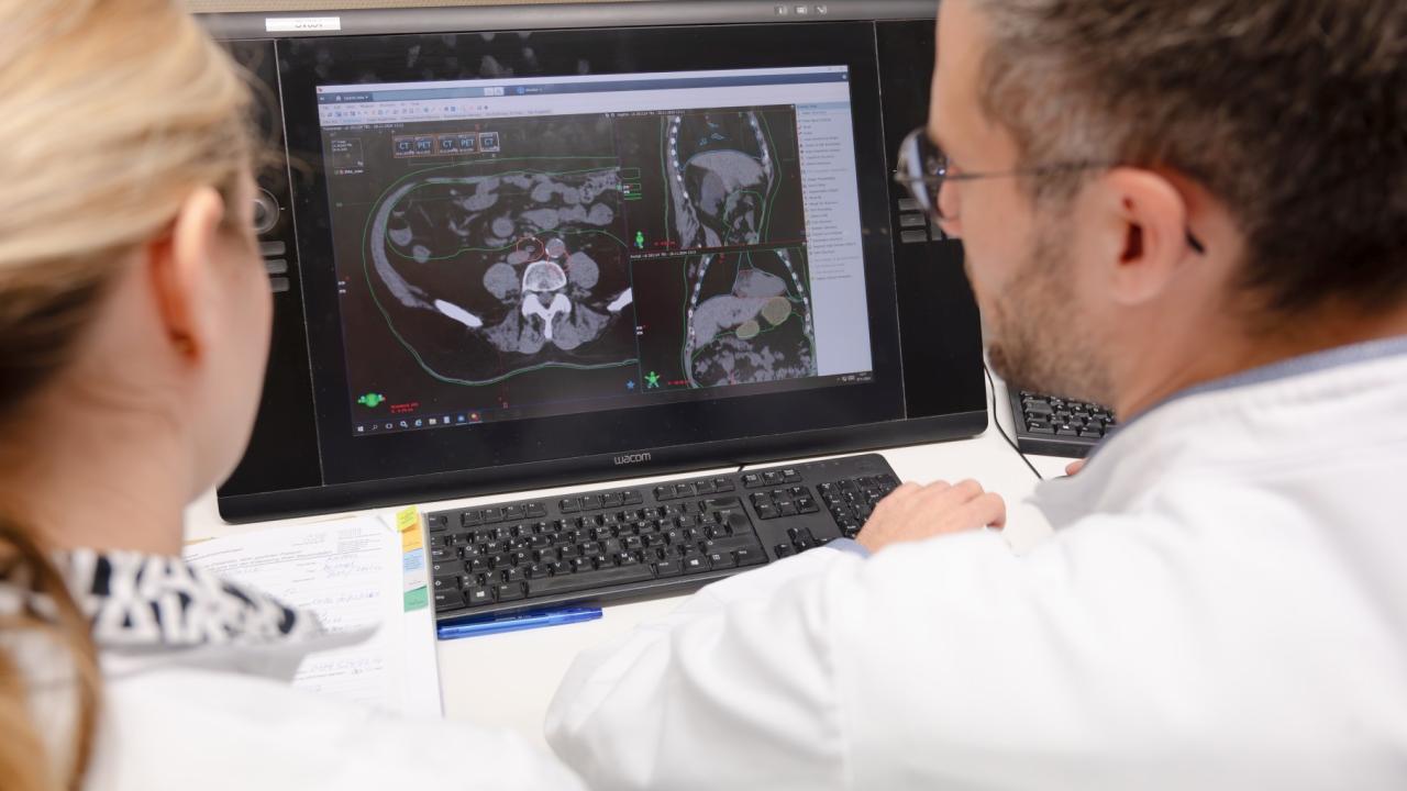 Sie können bei der Bestrahlungsplanung zusehen und lernen, wie CT- und MRT-Bilder zur Therapievorbereitung genutzt werden. © 