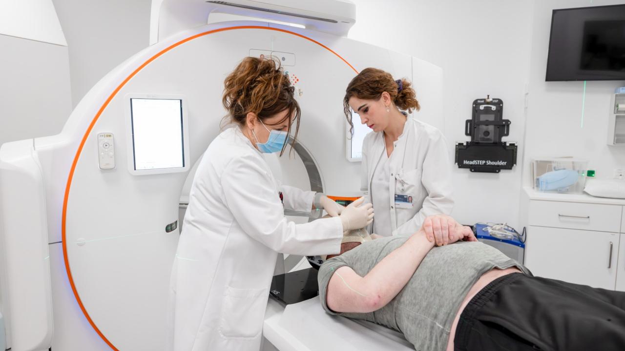 Bei der Lagerung zur CT-Simulation lernen Sie mehr über die Bedeutung exakter Positionierung in der Radioonkologie. © 