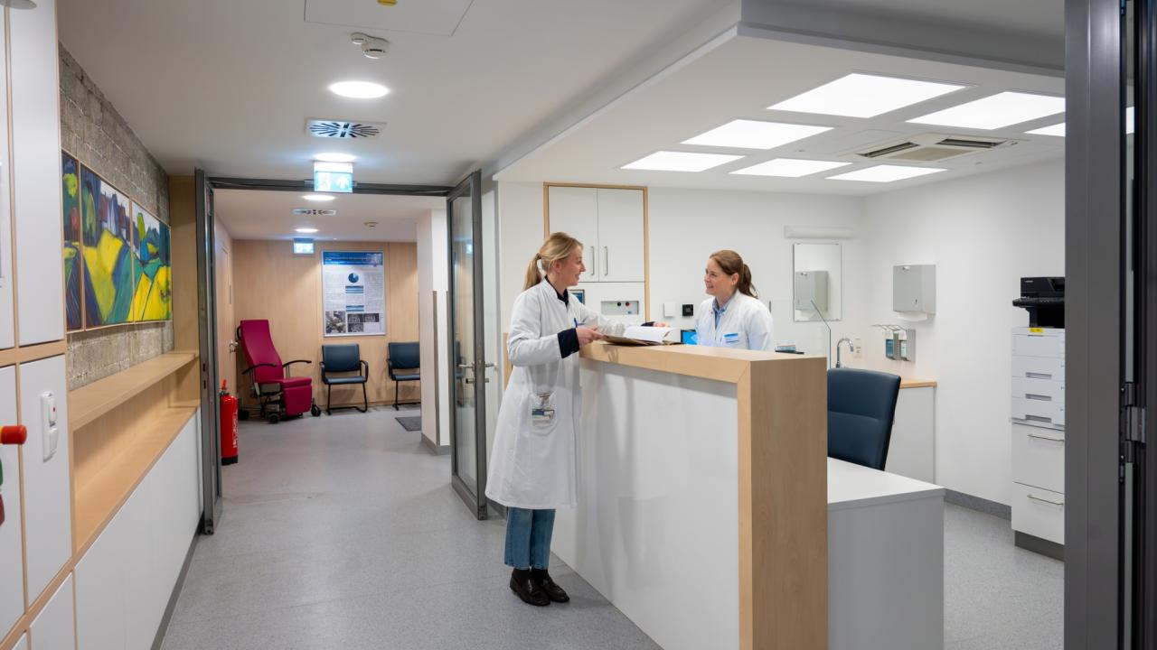 Sie sehen, wie ärztliche und pflegerische Teams zusammenarbeiten – Kommunikation ist zentraler Bestandteil des Klinikbetriebs. © 