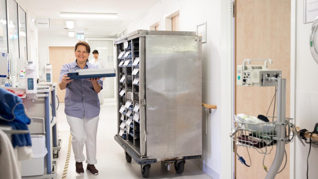 Auch hinter den Kulissen läuft vieles Hand in Hand – vom Materialwagen bis zur Patientenvorbereitung erhalten Sie Einblick in Abläufe. © 