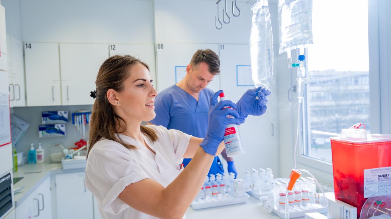 Bei der Zubereitung von Infusionen erfahren Sie mehr über Sicherheitsvorgaben und Abläufe in der onkologischen Versorgung. © 