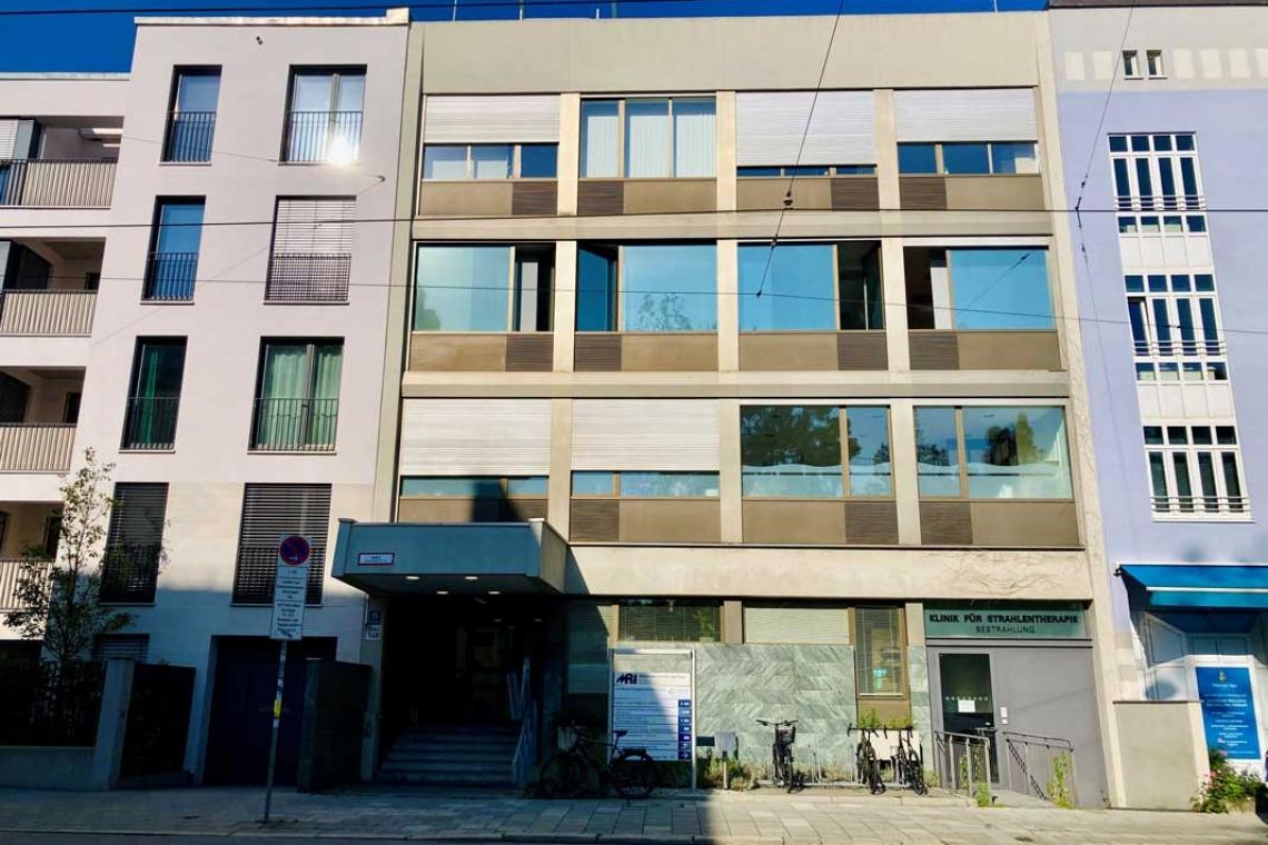 Außenansicht auf das Gebäude der Allgemeinen Ambulanz der Klinik für RadioOnkologie und Strahlentherapie am TUM Universitätsklinikum Klinikum rechts der Isar in der Ismaninger Str. 15 in München Außenansicht auf das Gebäude der Allgemeinen Ambulanz der Klinik für RadioOnkologie und Strahlentherapie am TUM Universitätsklinikum Klinikum rechts der Isar in der Ismaninger Str. 15 in München